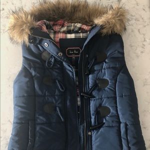 Navy blue puffer best with fur hood